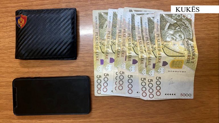 I vodhi para babait të tij në banesën e tyre, pranga 34-vjeçarit