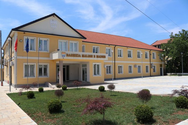 Plas sherri në Bashki, drejtori godet me grusht vartësin për motive të dobëta