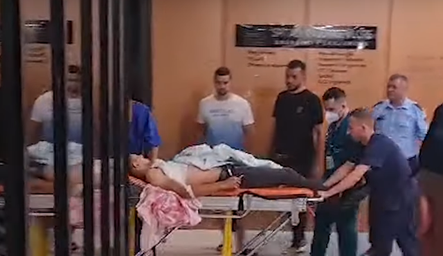 U plagos pasi ndërhyri për të shuar sherrin, polici 28-vjeçar në luftë me jetën