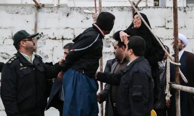 Morën peng dhe përdhunuan një grua, ekzekutohen pesë burra në Iran