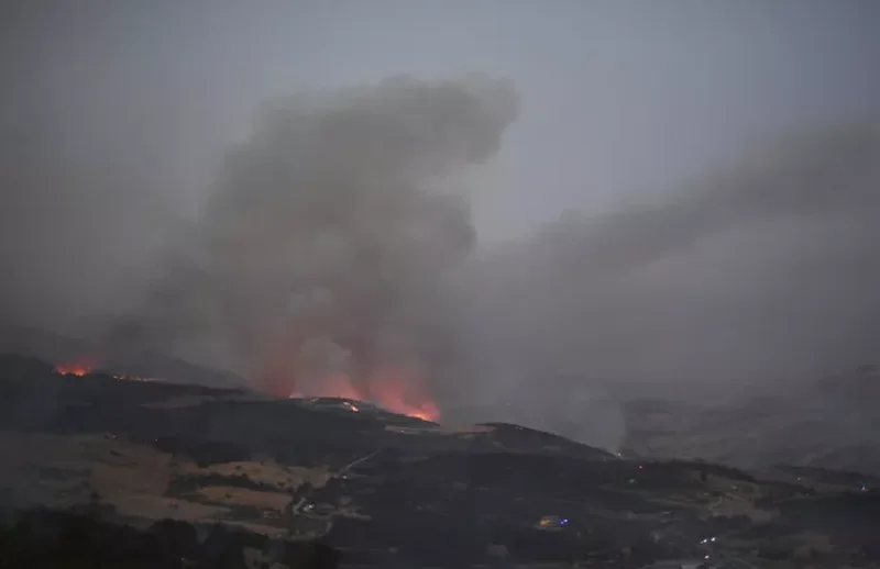 Zjarr i madh në Sicili, mbyllet aeroporti në Trapani