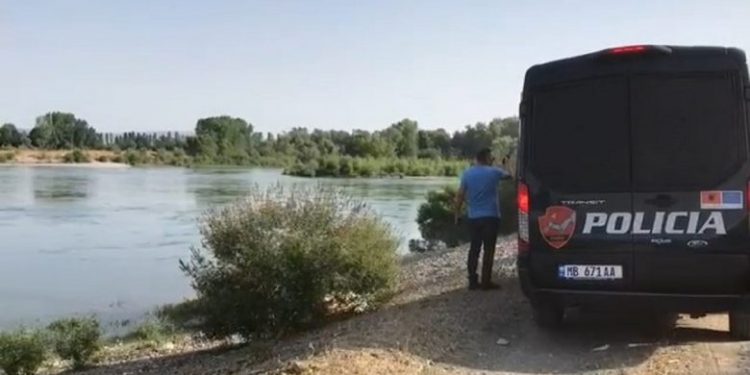 Dyshohet se mund të jetë mbytur në lumë, policia nis kërkimin e 75-vjeçarit