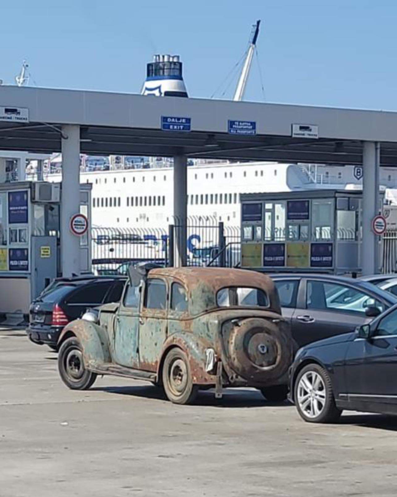 Mbërrin në portin e Durrësit makina e fundit e përdorur nga mbreti Zog