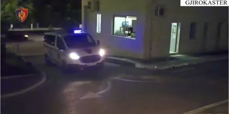 Transportonte emigrantë të paligjshëm, në tentativën për t’u arrestuar sulmon efektivin e policisë, vihet në pranga 34-vjeçari 