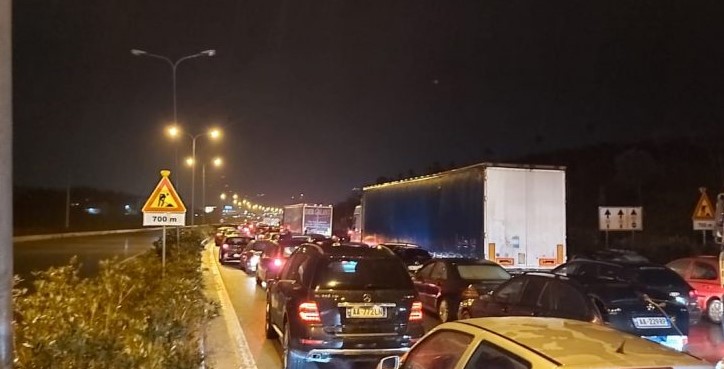 Trafik kilometrik në aksin Thumanë-Fushë Krujë, shkak fluksi i lartë i lëvizjes