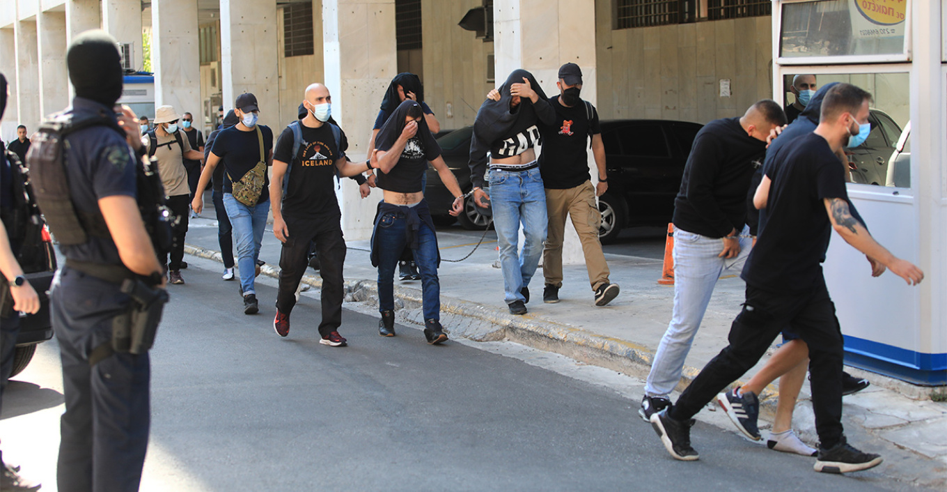 “Ku po të çojnë fëmija im?”, nëna i jep lamtumirën 29-vjeçarit grek të vrarë gjatë përleshjes së tifozëve