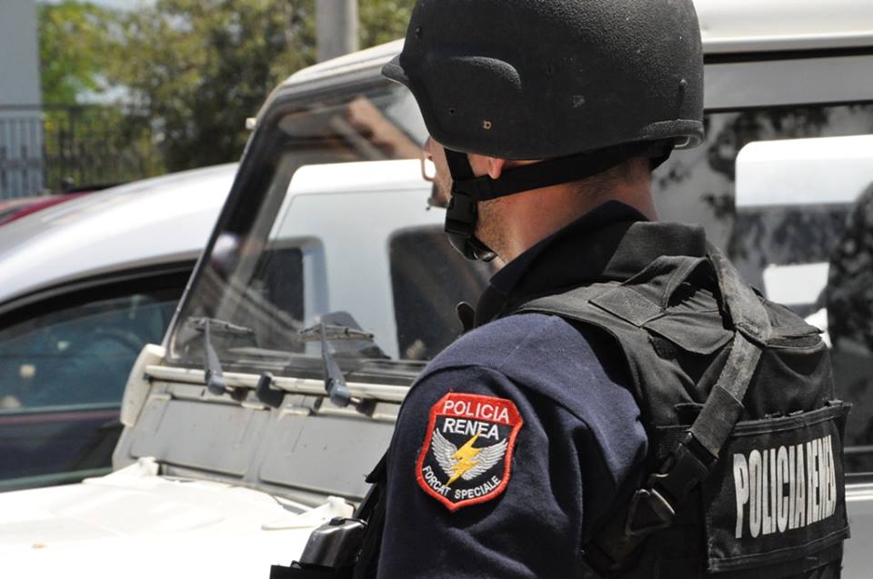 EMRAT/ Të shtëna me armë zjarri, nënë e bir të dëmtuar me thika, mbërrin “RENEA” për kapjen e agresorit