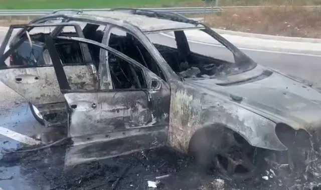 Shkrumbohet plotësisht një makinë, dyshimet e para