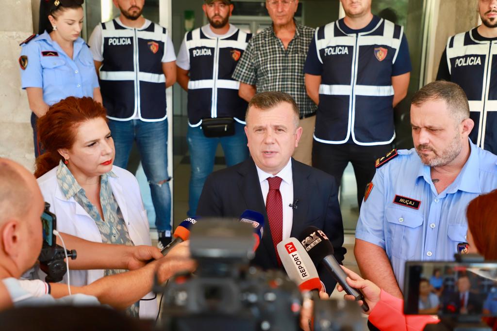 U qëllua me thikë pasi ndërhyri për të shuar një konflikt, Balla viziton në spital efektivin e plagosur, ja gjendja e tij