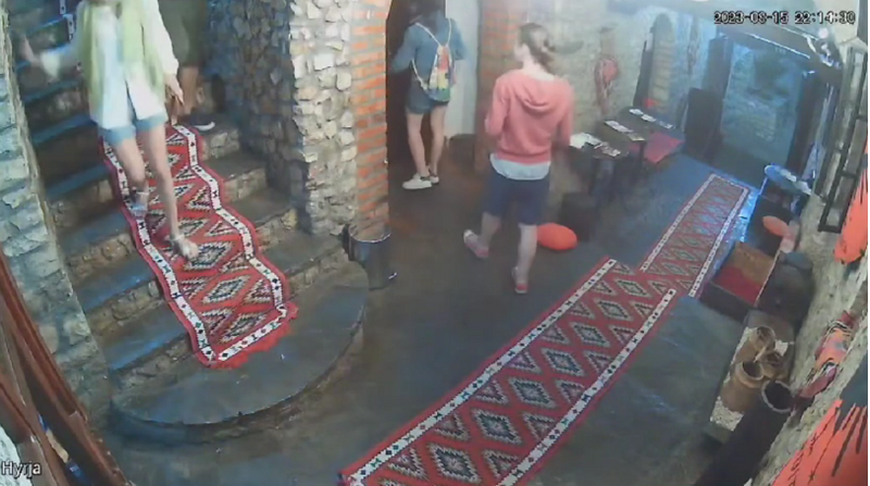 “Në rresht për një” ikin me vrap pa paguar për darkën, restoranti i “nxjerr bojën” familjes nga Italia (VIDEO)