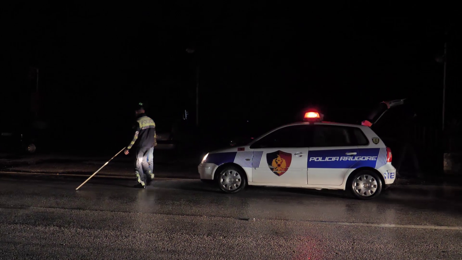 Aksident në autostradën Tiranë – Durrës, makina përplas një person