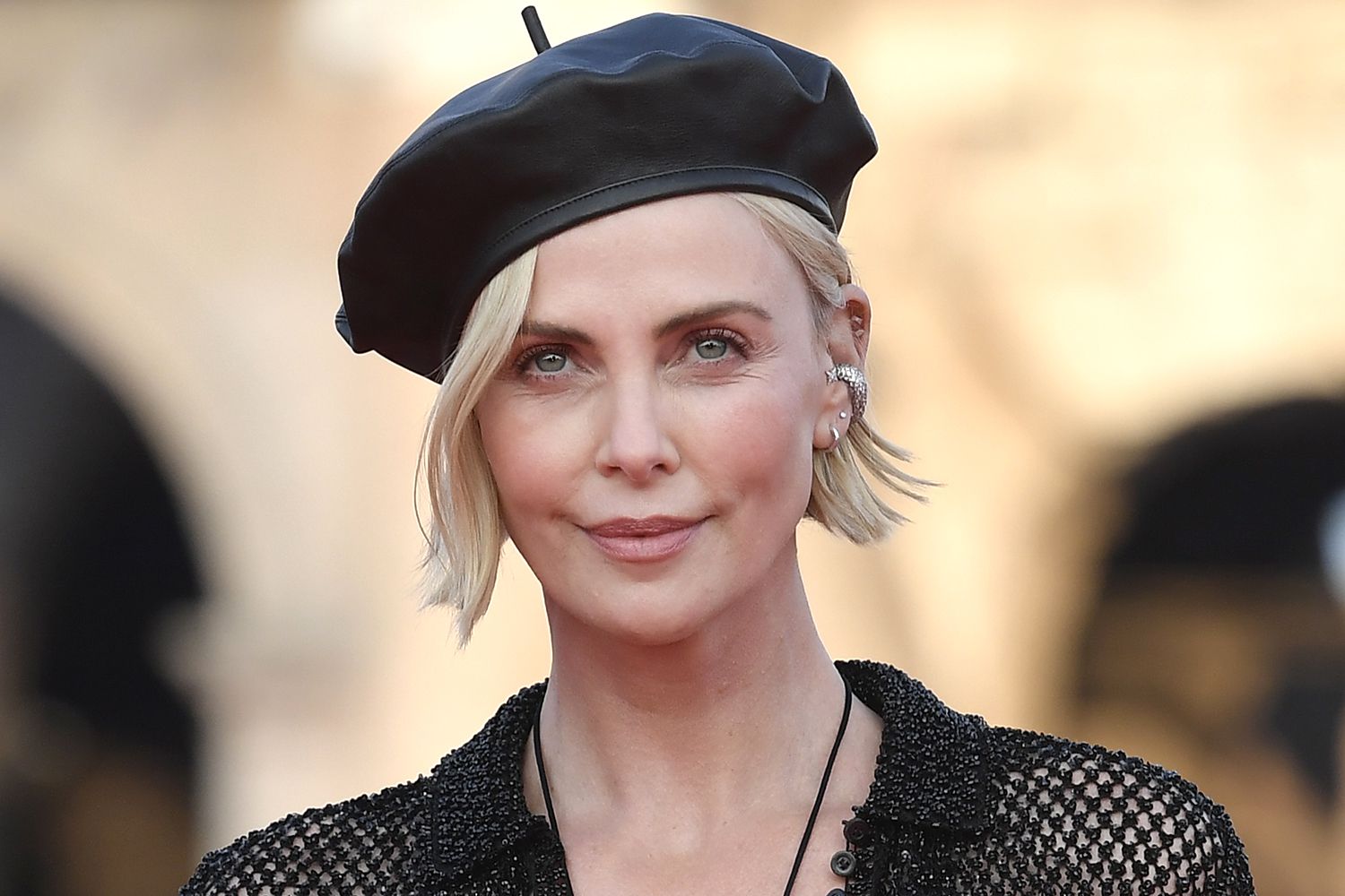 Të gjithë po komentojnë përgjigjen e zgjuar të Charlize Theron për operacionet plastike