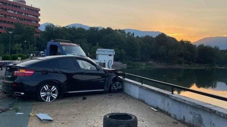 Ngiste “X6”-ën që u përplas në digën e Liqenit, 28-vjeçari në kërkim kushëri i Martinajt