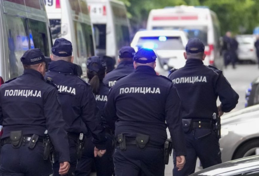 Policia serbe terrorizon familjen shqiptare, djali i vogël kishte veshur bluzën me shqiponjën kuqezi