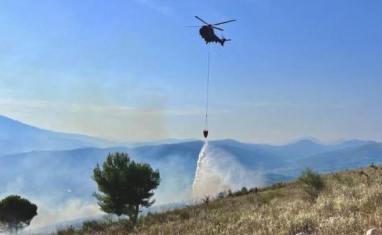 Shuhet zjarri në malin e “naftës”, një helikopter dhe 100 forca zjarrfikëse në Shpirag