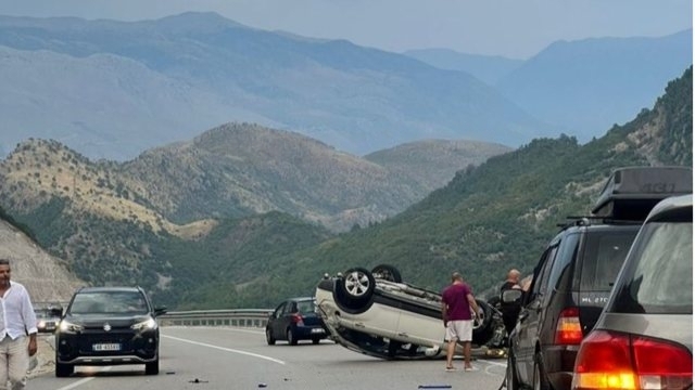 Makina kthehet përmbys te tuneli i Delvinës