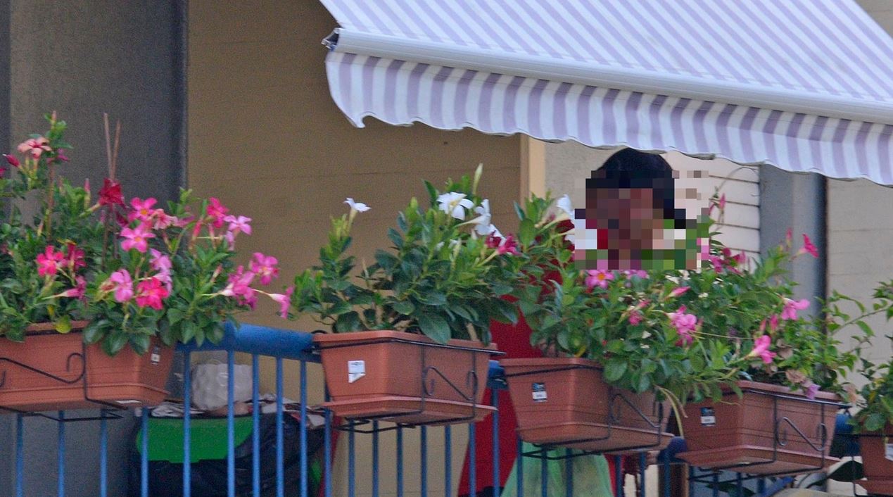 Me çekiç, thikë dhe benzinë, shqiptari në Itali mbyllet në shtëpi dhe kërcënon se do hidhet nga ballkoni