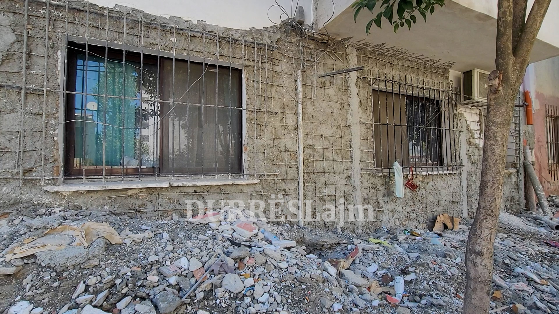 Firma e ndërtimit “pushtoi” hapësirat publike me inerte, reagon Policia Bashkiake Durrës: Nga nesër të nisë largimi i mbetjeve!