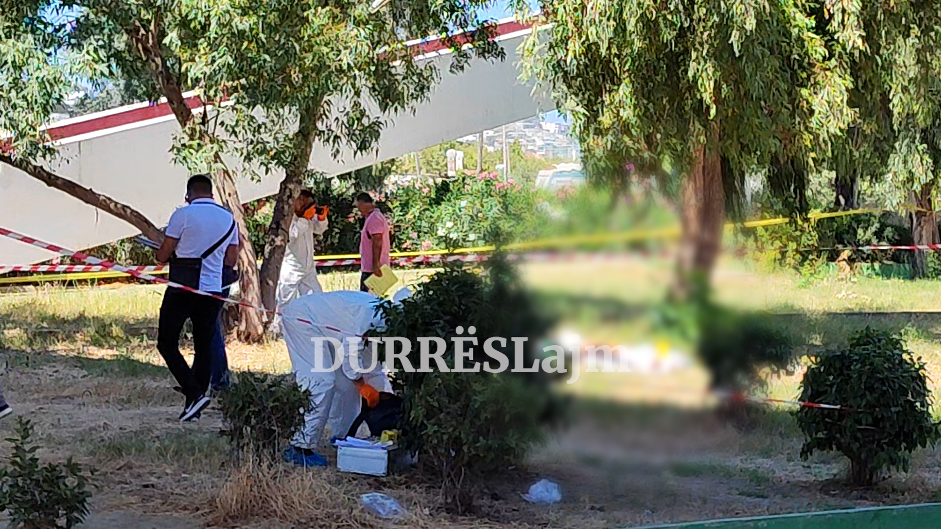 Identifikohet vajza e gjetur e pajetë në Durrës, reagon policia: Ka plagë mjeti prerës në trup, 17 të shoqëruar