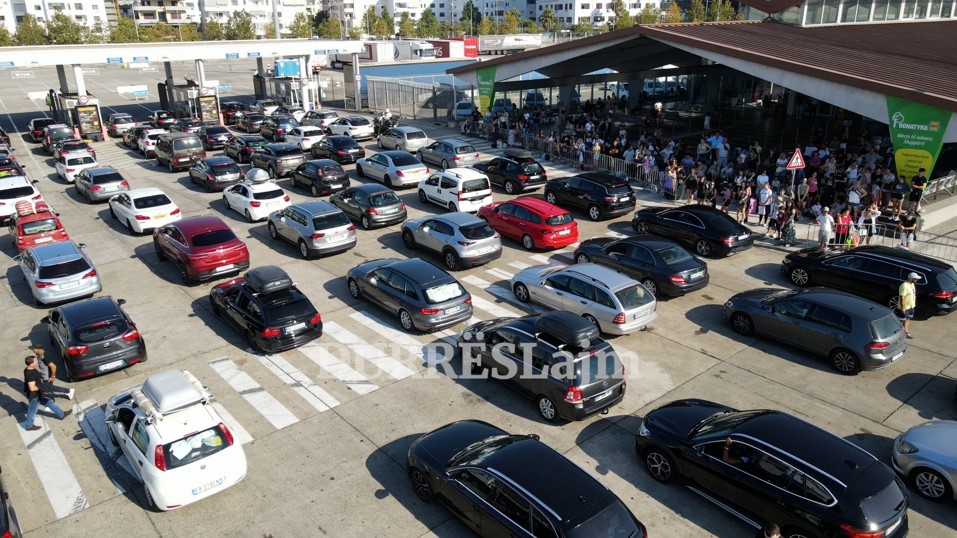 Dita e parë e gushtit sjell në portin e Durrësit 2355 pasagjerë dhe 648 automjete (VIDEO)