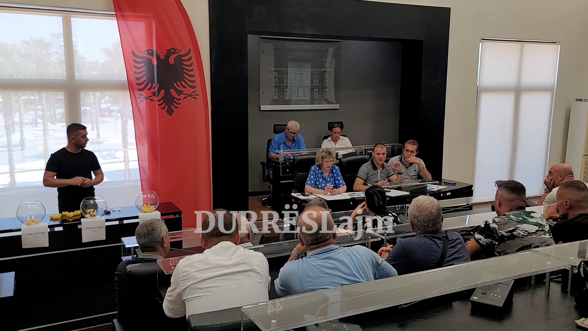 Ndarja e apartamenteve në pallatin e rindërtuar në Durrës, lë të pakënaqur banorët: Kërkojmë të drejtën tonë! (VIDEO)