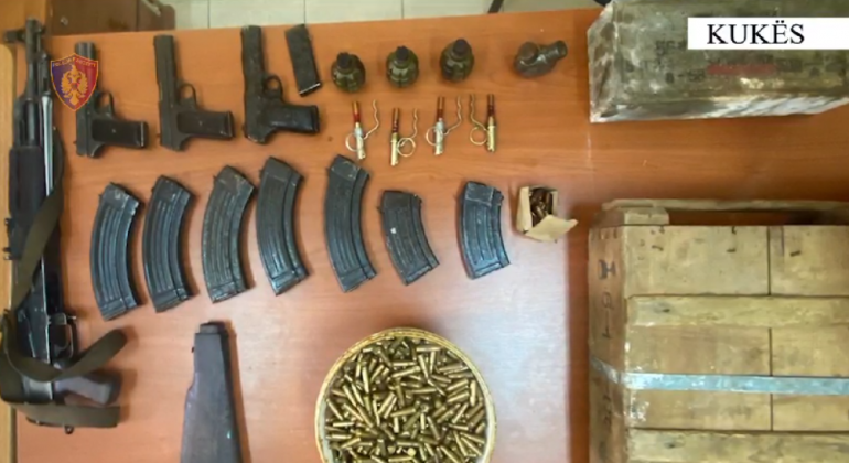 Lajmëron vetë policinë dhe i dorëzon një arsenal armësh të ’97-ës, procedohet penalisht 65-vjeçari