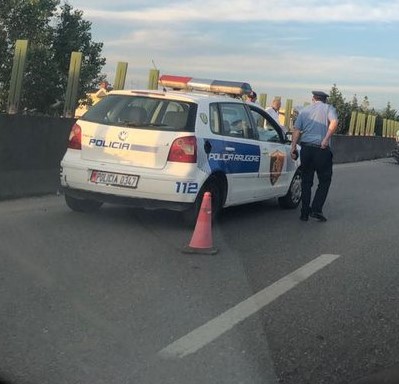Aksident me vdekje në autostradën Tiranë-Durrës, humb jetën punonjësi i pastrimit të rrugëve
