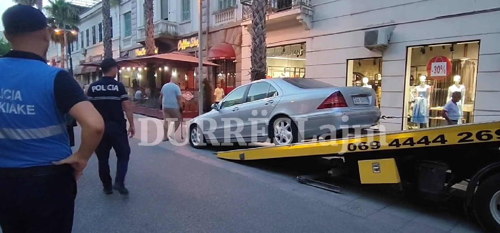 Bulevardi “Epidamn” kthehet në pedonale, policia “ndëshkon” shkelësit e parë (VIDEO)