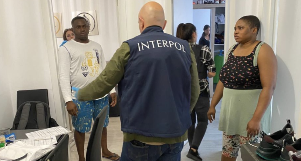 “Keni trashëguar një pasuri”, kush fshihet pas këtij mesazhi? Interpol godet bandat mashtruese, 103 të arrestuar