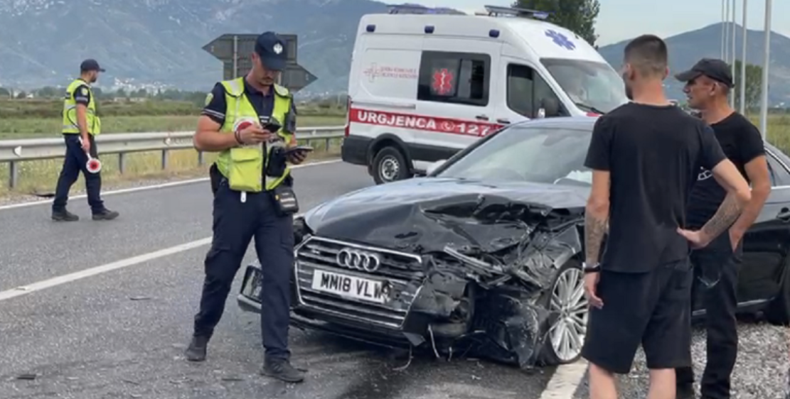 Aksident rrugor, “Audi” me targa angleze përplaset me Golfin