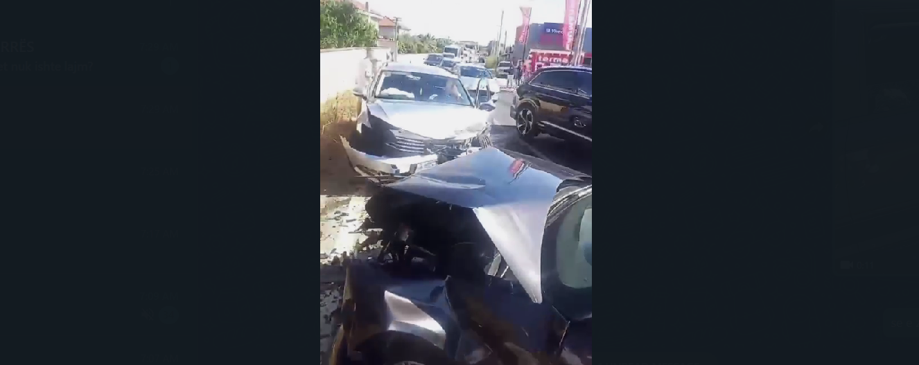 Përplasen &#8220;kokë më kokë&#8221; 2 makina në Shkafanë të Durrësit (VIDEO)