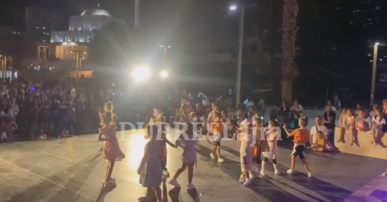 50 fëmijë “mbushin” sheshin “Liria” në Durrës (VIDEO)