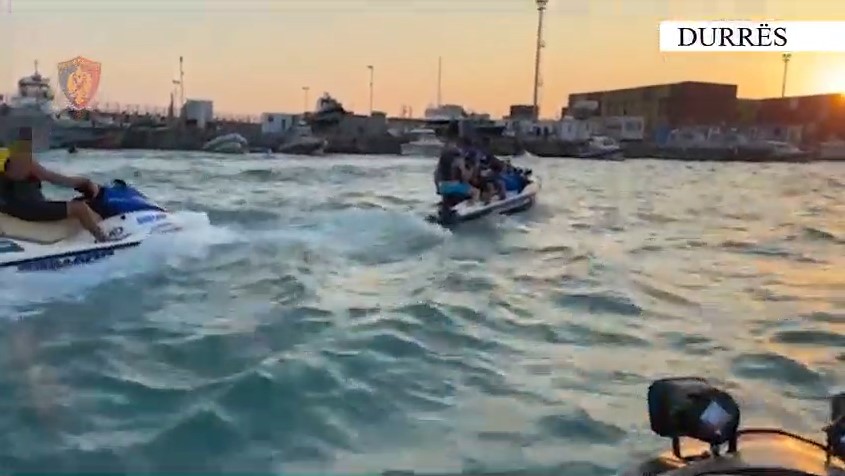 Rrezikuan të mbyteshin me Jet Ski, Policia Kufitare e Durrësit iu shkon në ndihmë dy shtetasve (VIDEO)