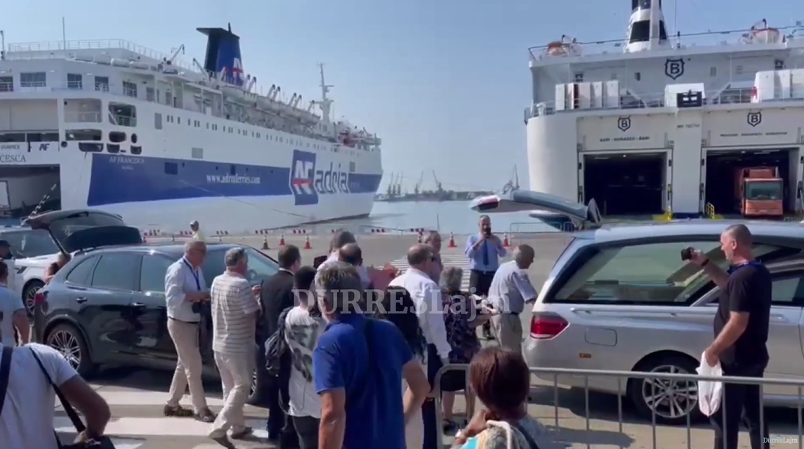 Mbërrijnë në portin e Durrësit eshtrat e ish-prefektit Qazim Mulleti, familjarët rrëfejnë kalvarin e vuajtjeve dhe persekutimeve (VIDEO)