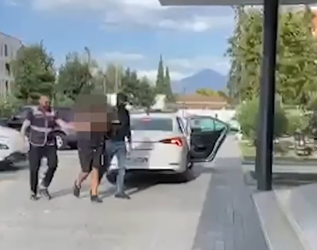 Theu masën “arrest në shtëpi”, arrestohet një 37-vjeçar në Tiranë/ I gjendet kokainë dhe një pistoletë