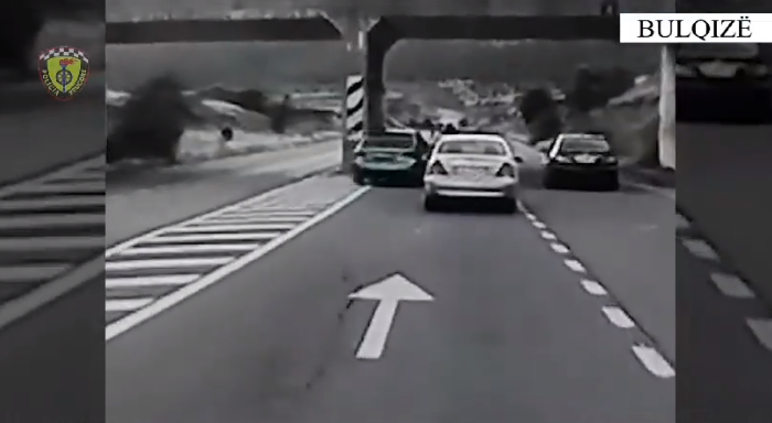 Kreu manovra të rrezikshme në rrugë, policia gjobit me 400 mijë lekë shoferin