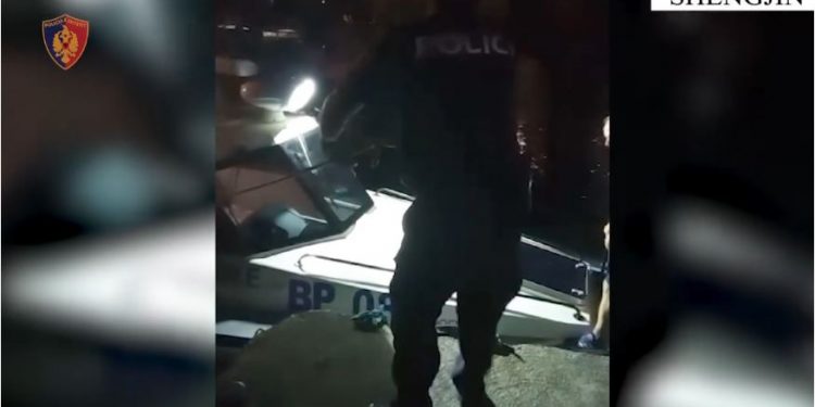 Rrezikuan të fundoseshin së bashku me mjetin e tyre në mes të detit, shpëtohen dy të rinjtë