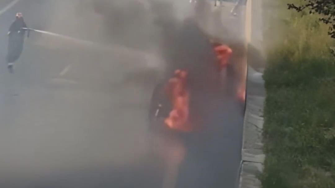 Durrës/ Merr flakë në mes të rrugës “Benz”-i