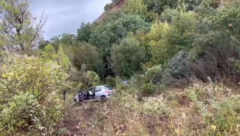 Aksident në Shkopet, makina del nga rruga dhe për pak bie në liqen