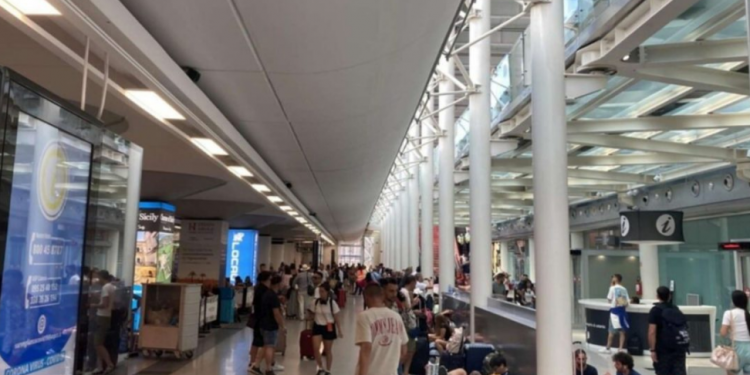 U mbyll për shkak të shpërthimit të vullkanit Etna, rifillon puna në aeroportin e Katanias