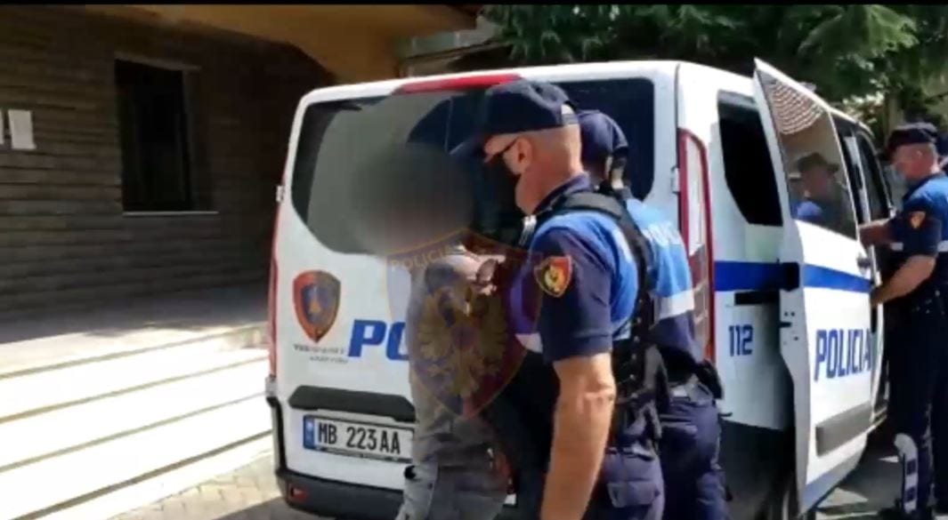 Kërcënoi gruan se do ta vriste me sëpatë, arrestohet 48-vjeçari