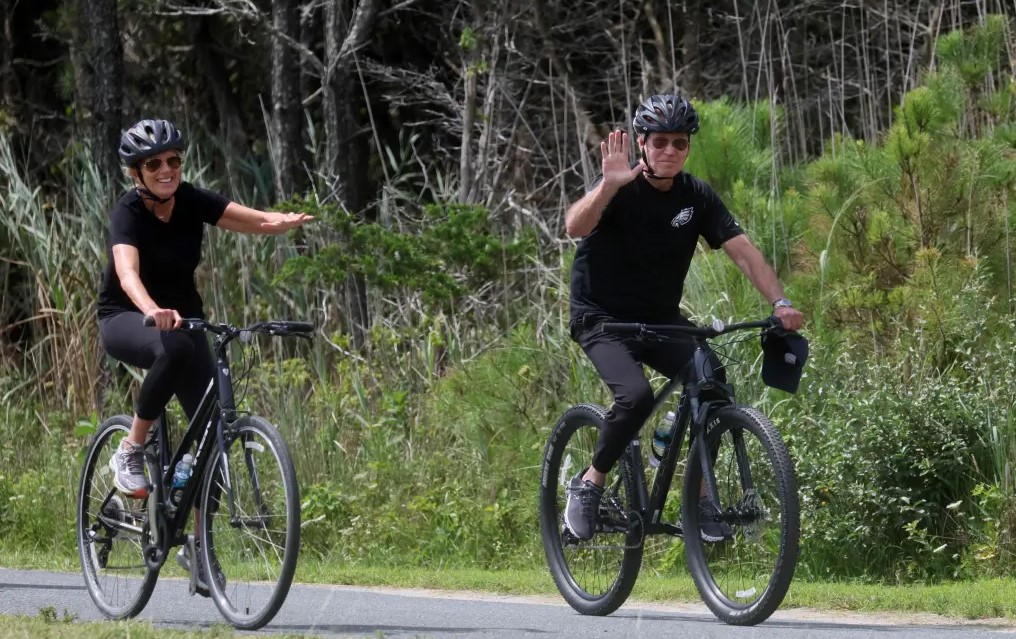 Biden me pushime/ Presidenti dhe Zonja e Parë shijojnë shëtitjet me biçikletë