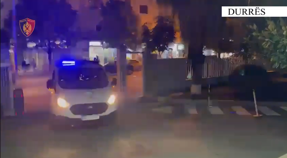 EMRI/ Po transportonte me makinë 8 emigrantë, arrestohet 55-vjeçari në Durrës (VIDEO)