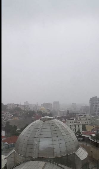 Moti i keq prish planet e pushuesve, Durrësi përfshihet nga reshjet e shiut (VIDEO)