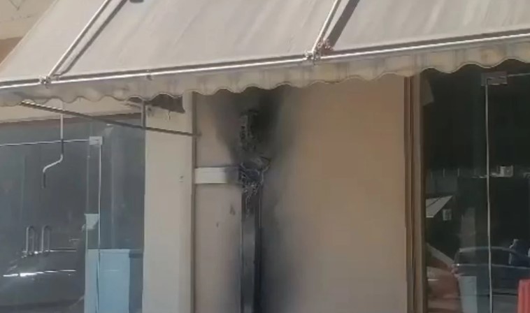 Shpërthen matësi i energjisë elektrike, zjarr në një dyqan në Vlorë