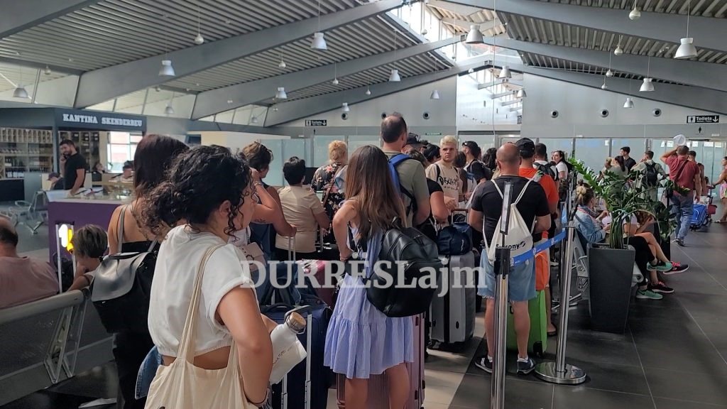 Fluks në dalje nga porti i Durrësit, në 24 orë largohen drejt Italisë rreth 8000 pasagjerë dhe mbi 2200 mjete