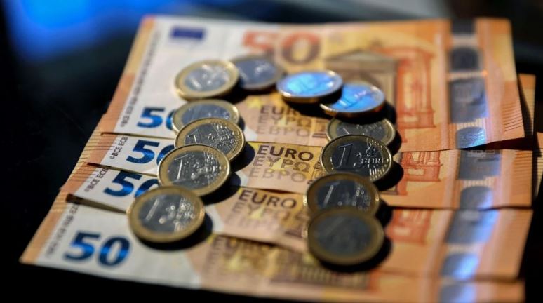 Kaosi me kursin e këmbimit, a do të bjerë euro nën 100 lekë? Shifrat tregojnë se PO