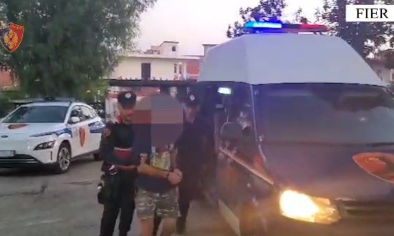 Lëvizte i dehur dhe me kallashnikov me vete, në qendër të Libofshës, arrestohet 40-vjeçari