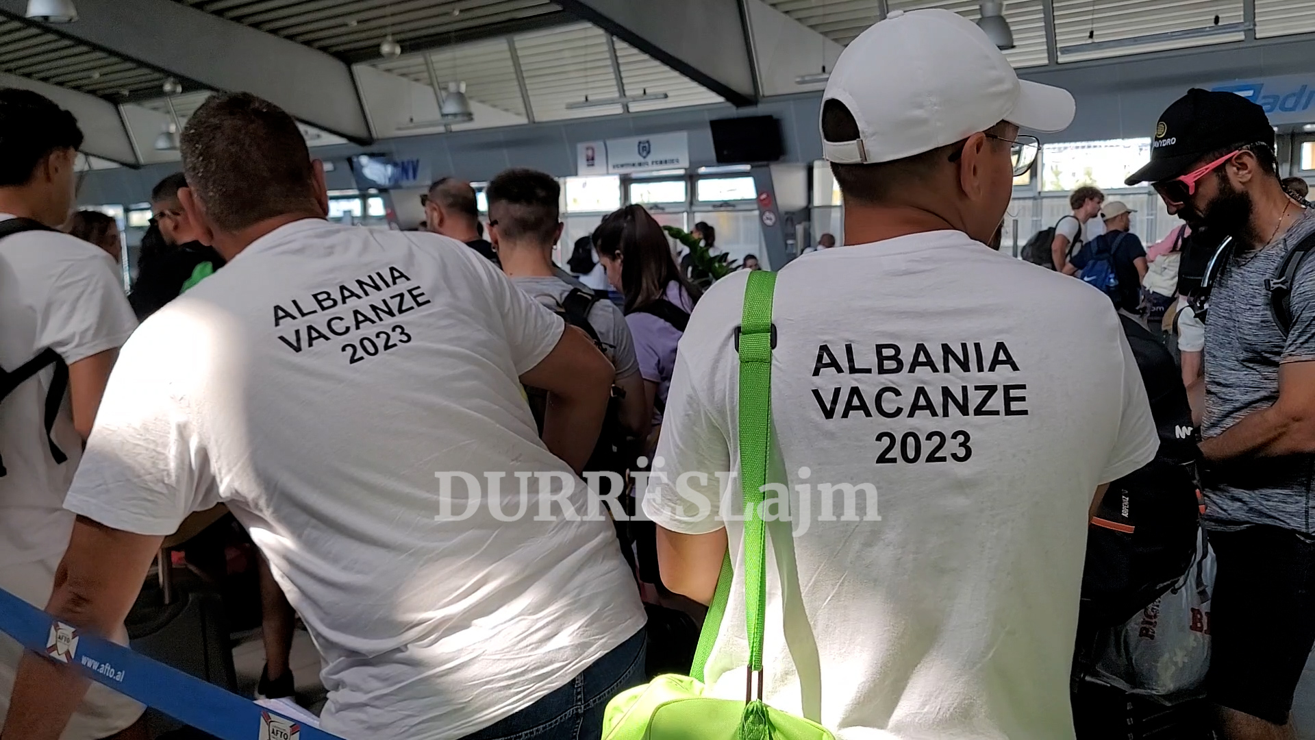 Porti i Durrësit &#8220;i përmbytur&#8221; nga turistët italianë, ja përshtypjet e tyre pas pushimeve verore të kaluara në Shqipëri (VIDEO)
