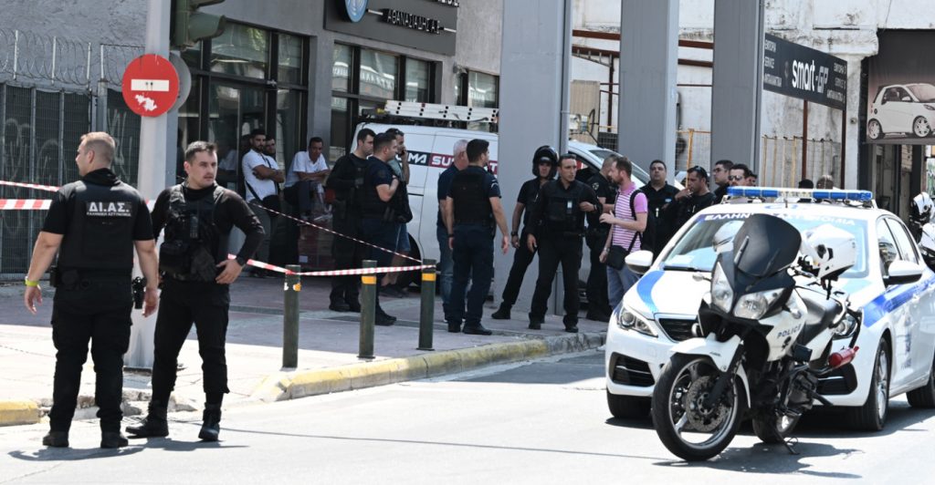 Tentoi të grabiste bankën në Athinë, si u plagos shqiptari pasi sulmoi policin me thikë